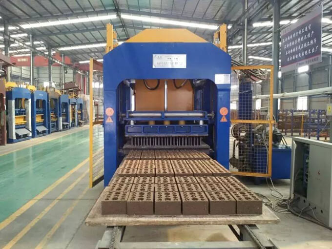 GiantLin QT8-15 automatic hollow block machine in test